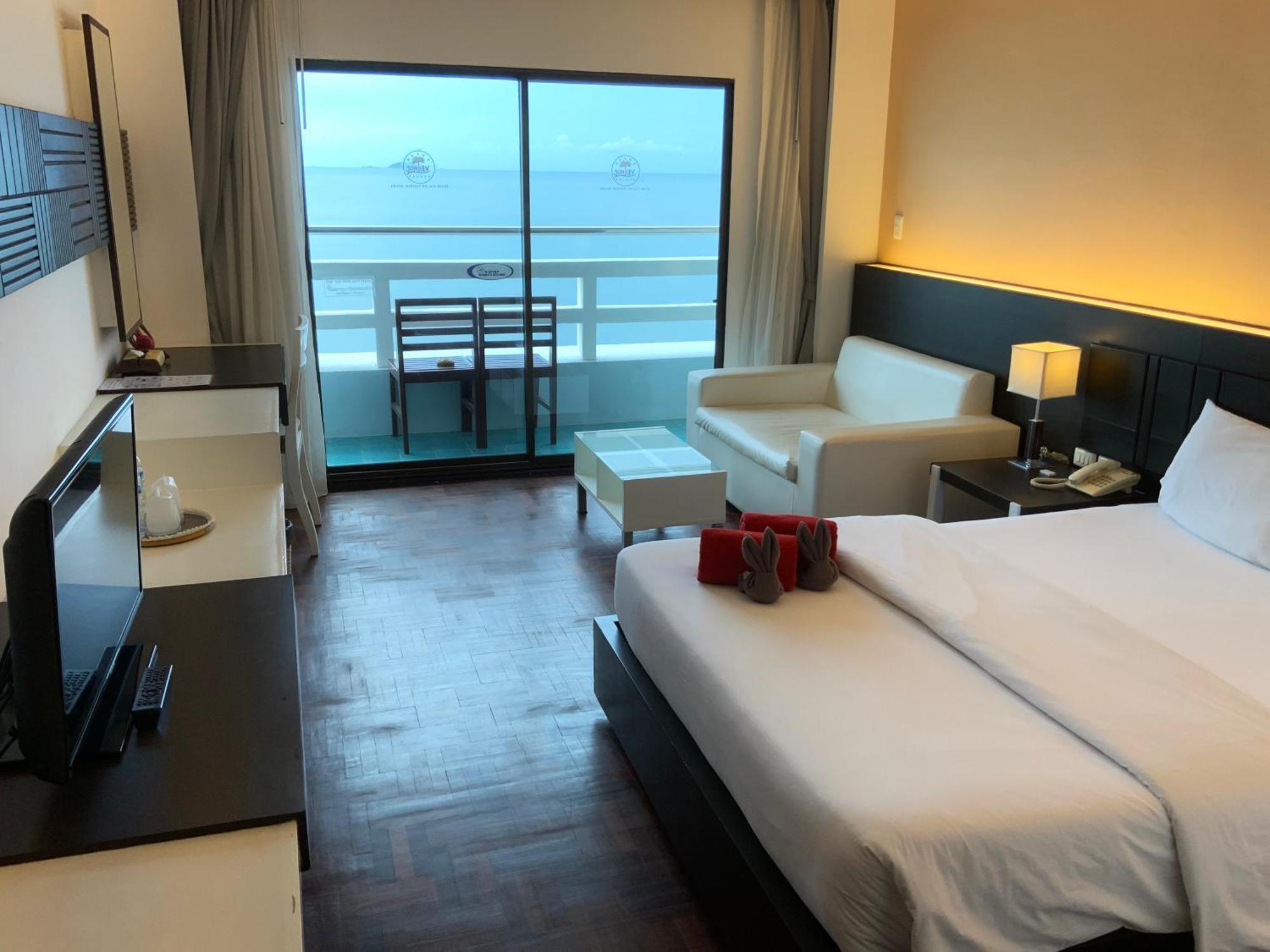 Grand Jomtien Palace Hotel - Sha Extra Plus Exterior photo