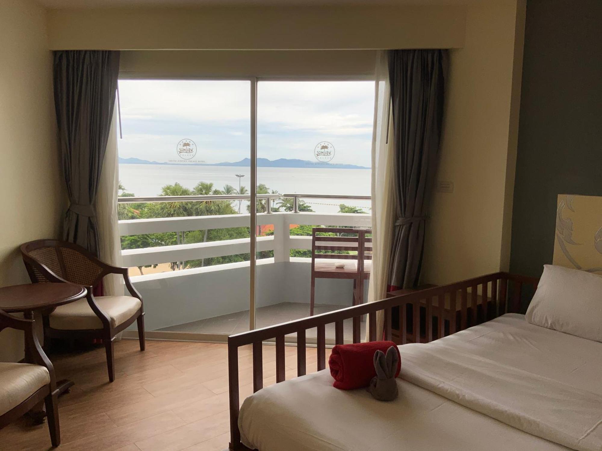 Grand Jomtien Palace Hotel - Sha Extra Plus Exterior photo